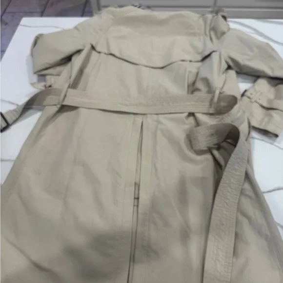 Authentic Burberry Beige Classic Trench Coat - Picture 13 of 15